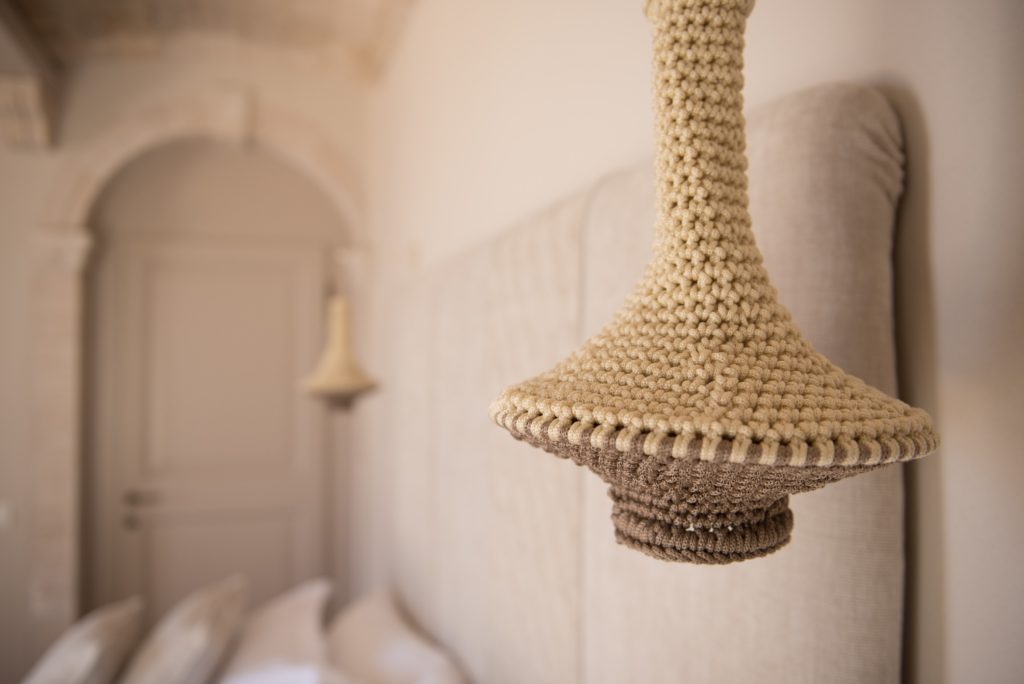Dettaglioilluminazioni camera matrimoniale, in materiale naturale, interior design. Villa Galatea, San Vincenzo - GH Lazzerini, Toscana