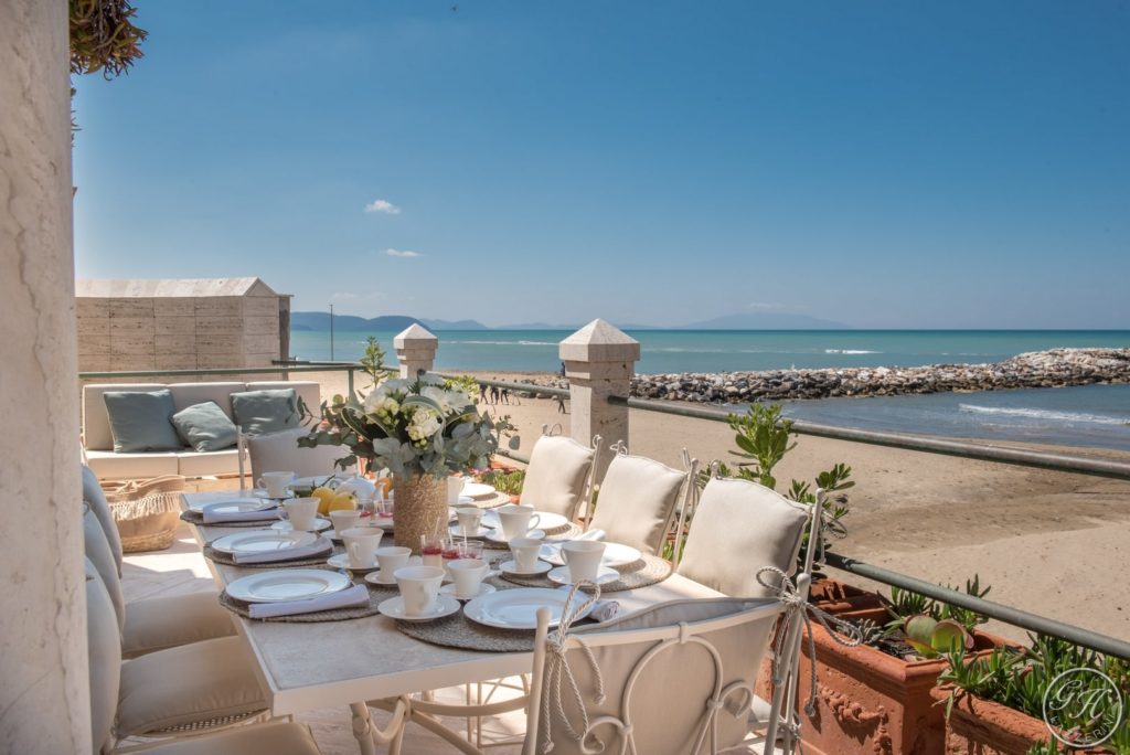 Tavola apparecchiata sulla terrazza sul mare, Villa Galatea - GH Lazzerini, San Vincenzo - Toscana