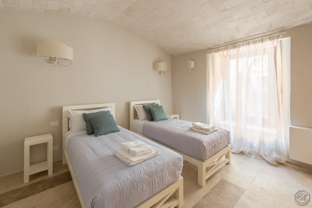 Camera da letto, in legno e pietra naturale. Soffitto in pietra naturale. Villa Galatea, San Vincenzo - GH Lazzerini, Toscana