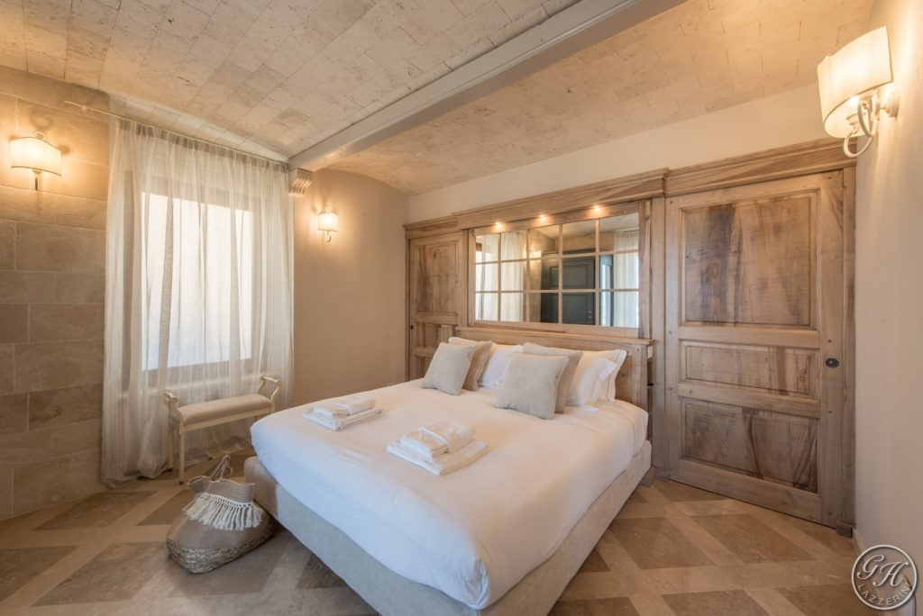Camera da letto in stile classico, con materiali naturali - Villa Galatea, San Vincenzo, Toscana - GH Lazzerini