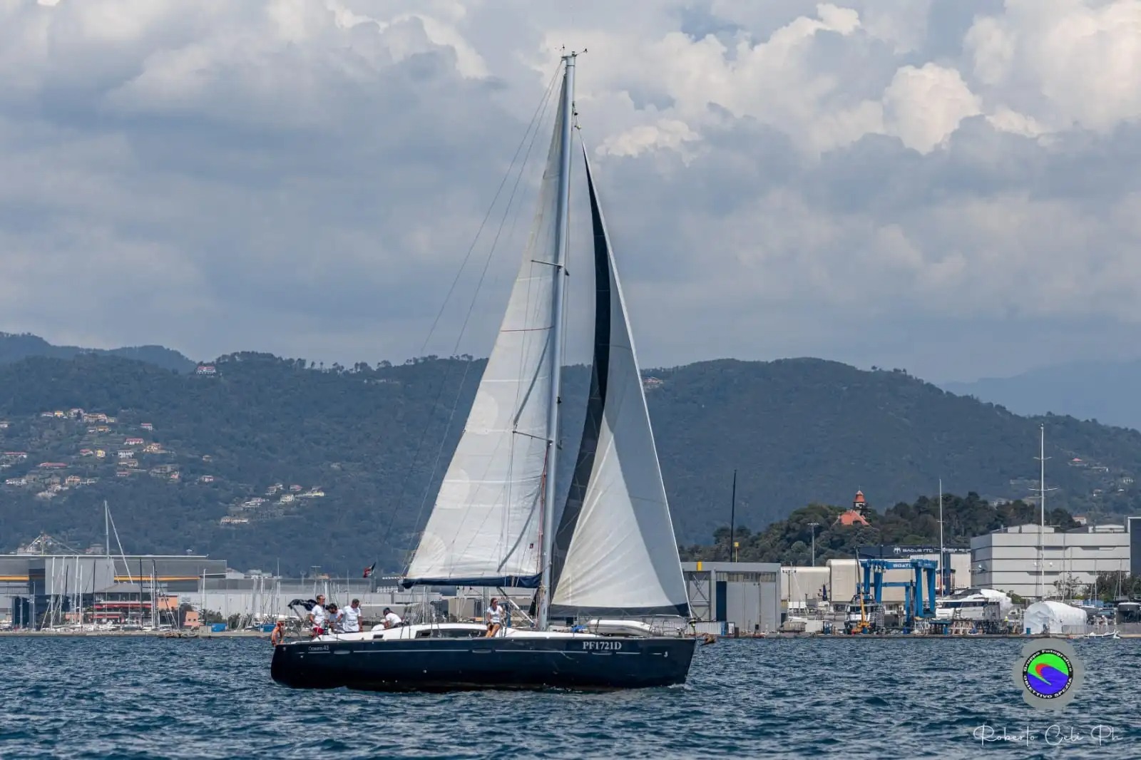 Barca a vela in navigazione verso l'Isola d'Elba